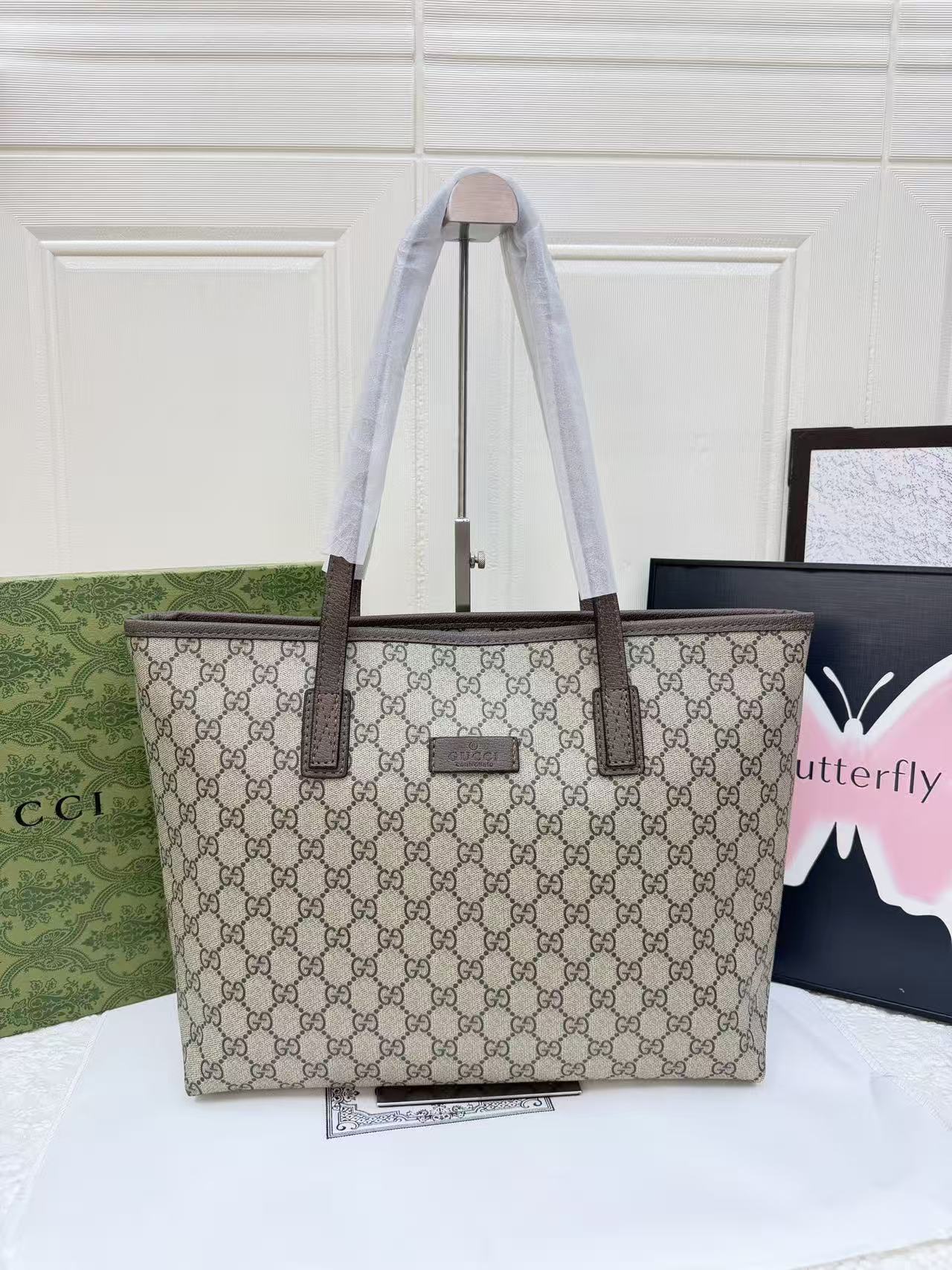 9f492de5bcc8d3e990668dfd58c64fa1 Gucci GG Supreme Canvas Tote Bag with Leather Trim - Image 1
